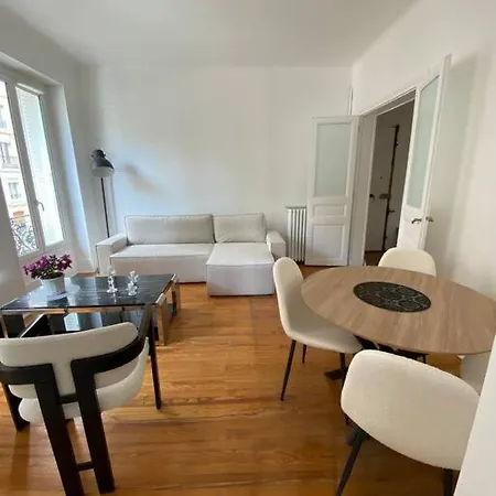 85m2 Center Republique 2 Br-4p Апартаменты